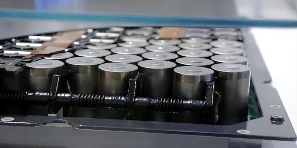 億緯鋰能第33工廠正式投產，首顆圓柱電池下線